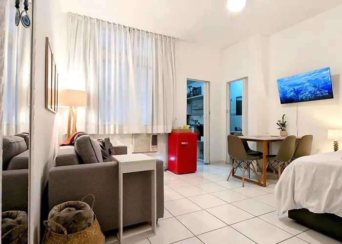 Apartamento Em Rua Tranquila Em Copacabana!
